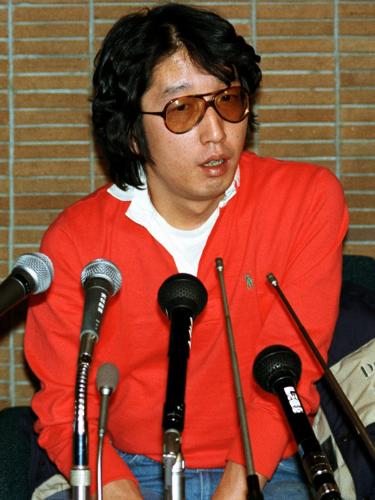 １９８２年１月、「蒲田行進曲」で直木賞を受賞し、記者会見するつかこうへいさん