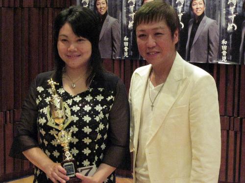 自曲「酒場すずめ」が課題曲のカラオケ大会でグランプリ受賞者を表彰する和田青児