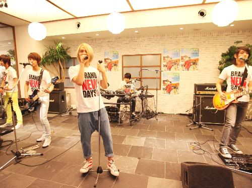 原宿で店内ライブを行った「ＦＴＩｓｌａｎｄ」の（写真左から）ソン・スンヒョン、イ・ジェジン、イ・ホンギ、チェ・ミンファン、チェ・ジョンフン