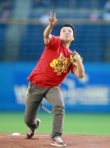 【画像・写真】ネタやる雰囲気では…中川家・礼二が真剣投球