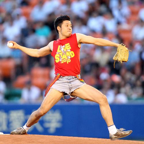 【画像・写真】きんに君　筋肉アピールもワンバン始球式