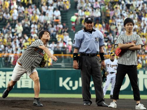 【画像・写真】ジャルジャル始球式、城島から「ナイスボール」