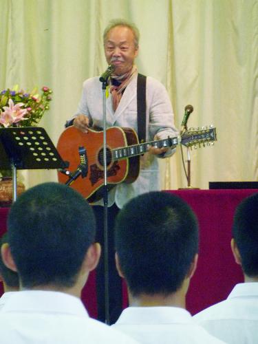 多摩少年院を訪れ、応援ソング「咲きほこる花のように」を歌う谷村新司