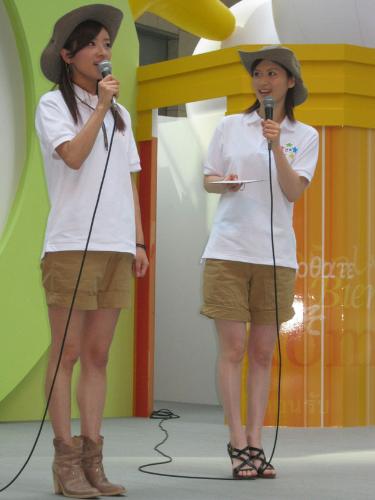 日本テレビの夏のイベント「汐留博覧会2010」の開幕式に登場した同局の西尾由佳理アナウンサー（左）と鈴江奈々アナウンサー