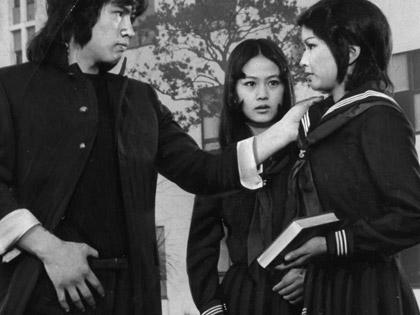 １９７５年の映画「続・愛と誠」に出演した早乙女愛さん（中央）。左は主演の南条弘二、右は多岐川裕美