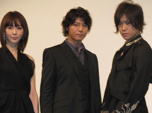 映画「蛮勇鬼」の試写会に出席した（左から）稲森いずみ、上川隆也、早乙女太一