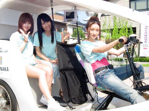 環境に優しいベロタクシーを運転したＡＫＢ４８の（右から）梅田彩佳、増田有華、小林香菜