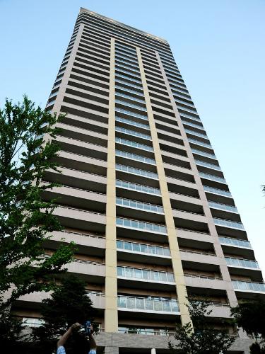 仙台市青葉区にある高層マンション。前で日本テレビのアナウンサー山本真純さんが倒れていた