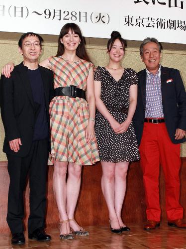 笑顔でフォトセッションに臨む（左から）野田秀樹、太田緑ロランス、黒木華、中村勘三郎
