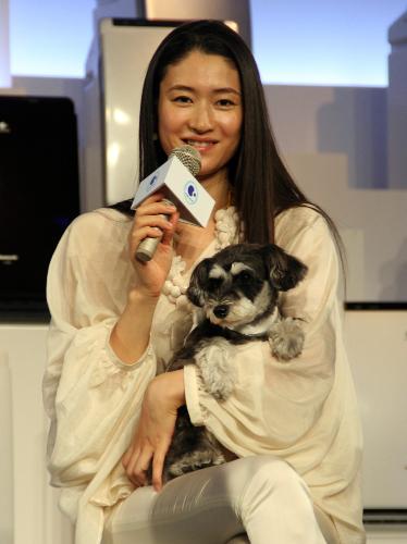 【画像・写真】小雪　松ケンと一緒に愛犬の散歩？