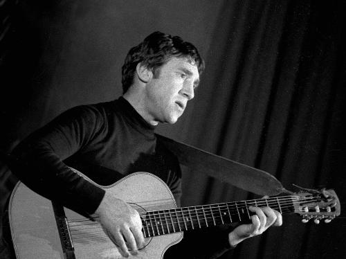 【画像・写真】くすぶる謀殺説…ソ連の伝説的歌手は今も衰えぬ人気