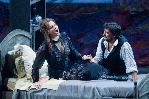「ラ・ボエーム」のミミ役でイタリア・オペラ界の正統派ディーヴァの実力を披露したバルバラ・フリットリ（左）とロドルフォ役のマルセロ・アルバレス※公演写真はいずれもジャパンアーツ提供