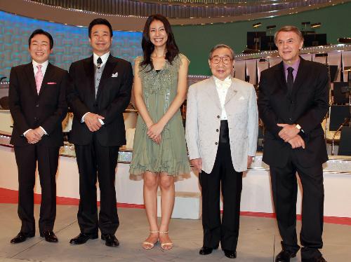 舞台の上でポーズをとる（左から）小田切千アナ、三宅裕司、松下奈緒、熊倉一雄、アダモ