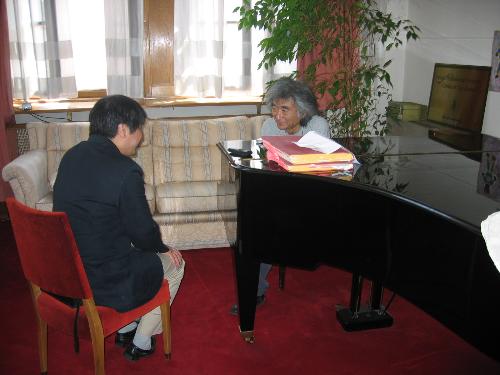 05年6月、ウィーン国立歌劇場音楽監督室で筆者のインタビューに答える小澤