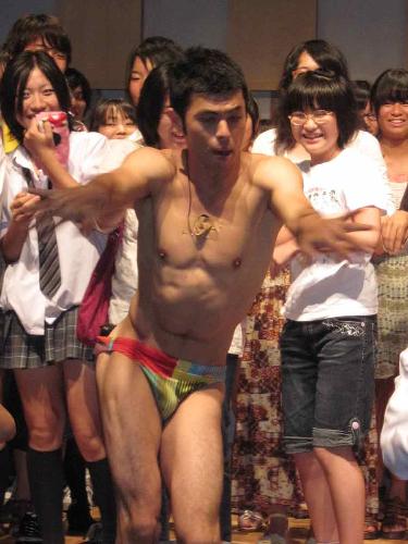 【画像・写真】小島よしお「池上彰さんの本を参考書にして勉強します」