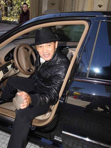 ２００９年１０月２７日、雑誌の対談を終え笑顔で車に乗り込む萩原健一とそれを見送る富田リカ（左上）