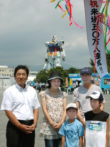静岡ホビーフェアの５０万人目の入場者となった舛野さん一家。左端は静岡市の小嶋善吉市長