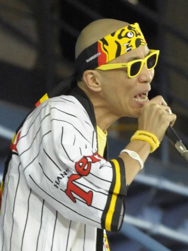 試合前に故阿久悠さんが作詞した、プロ野球阪神の応援歌を披露するサンプラザ中野くん