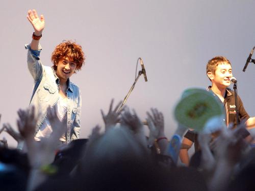 【画像・写真】ゆず北川をファン祝福…母は「再来年まで結婚ない」