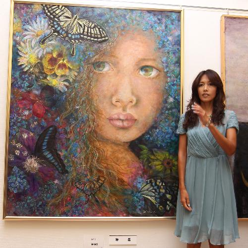 工藤静香は二科展絵画部門特選を受賞した「瞳の奥」の前に立つ