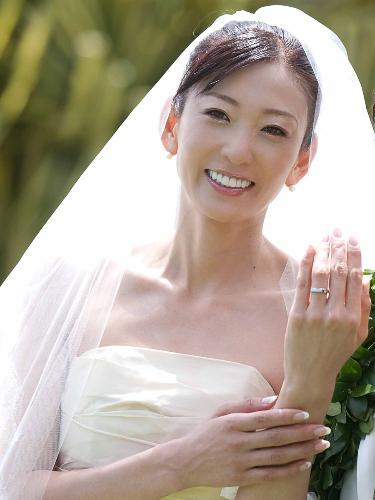ハワイで挙式、結婚指輪を見せる中島史恵