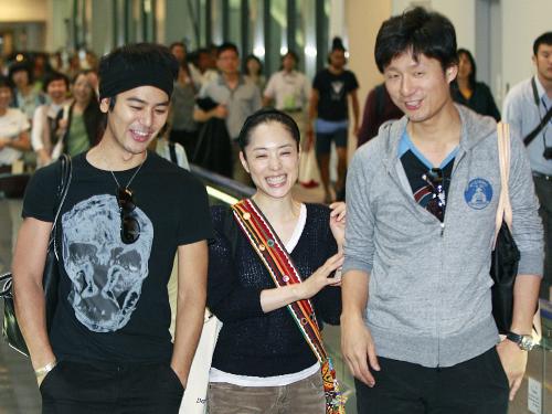 【画像・写真】深津絵里が帰国“フラッシュ”に「受賞実感」