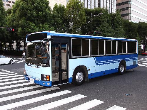 東京地裁を出る押尾学被告を乗せたとされる護送車