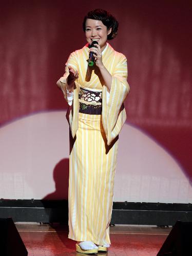 【画像・写真】田川寿美がカラオケ決勝大会、１０人が熱唱