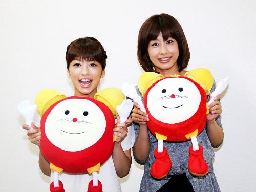 めざまし君人形を手に笑顔の生野陽子アナ（左）と加藤綾子アナ