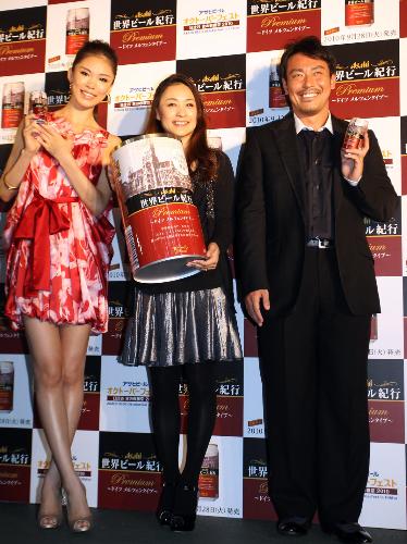 笑顔でポーズを決める森理世、上村愛子、皆川賢太郎（左から）
