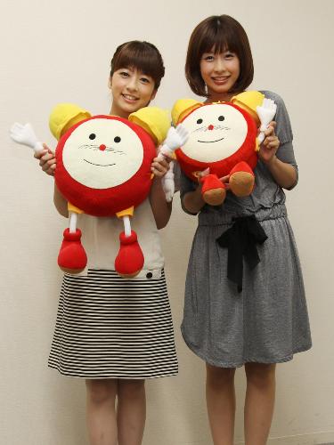 「めざましテレビ」の番組マスコット手に会見に臨む生野陽子アナ（左）と加藤綾子アナ