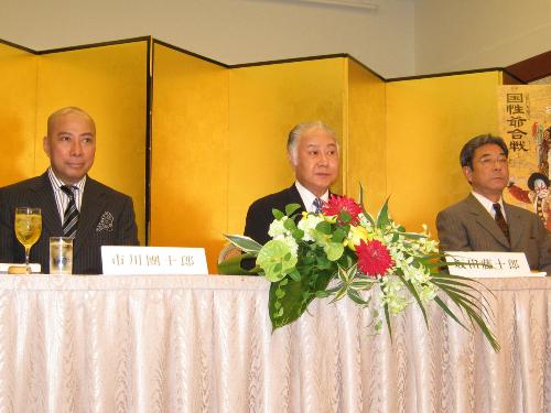 「国性爺合戦」の製作発表を行った（左から）市川団十郎、坂田藤十郎、中村梅玉