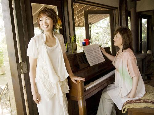 史上初めてデビューアルバムを４作同時発売する女性ユニット「サエラ」。左からボーカル菊地由利子、ピアノ高橋朋子