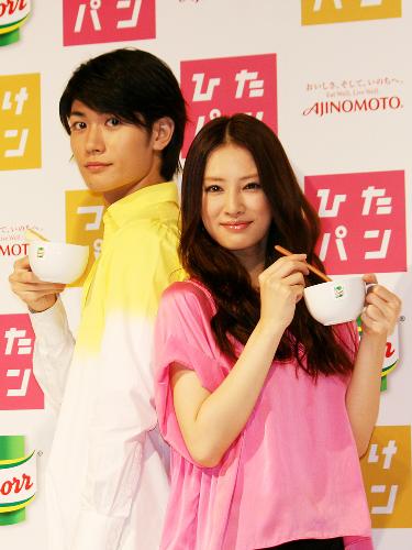 ＣＭキャラクターを務めるカップスープを手にポーズをとる三浦春馬（左）と北川景子