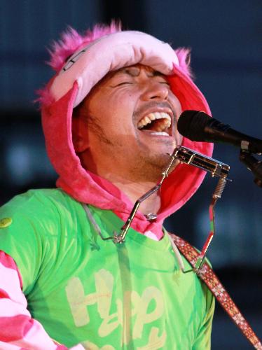 【画像・写真】トータス松本　気分はノリノリ♪着ぐるみ熱唱