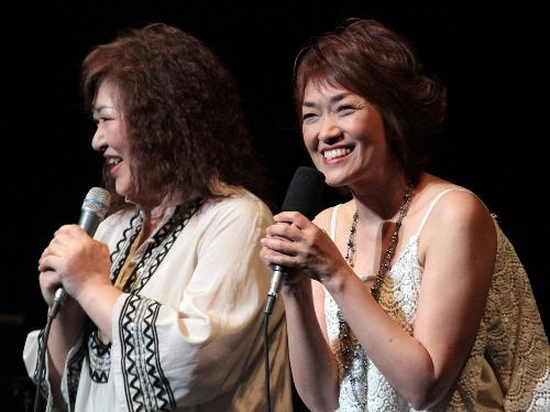 デビューコンサートを行った熟女デュオ「サエラ」の高橋朋子（左）と菊地由利子