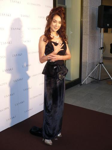 【画像・写真】浅野温子「ご褒美」２千万円ジュエリーにご機嫌