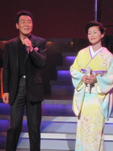 出産後初仕事の舞台リハーサルで五木ひろし（左）とデュエットする長山洋子