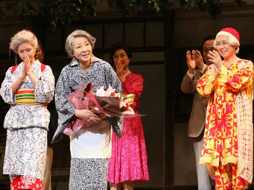 亡くなった池内淳子さん（中央）「三婆」博多座公演で、主演４００回を達成。２０１０年４月５日撮影