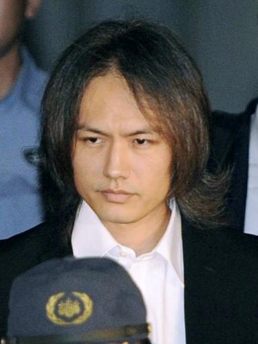 保釈され、東京拘置所を出る元俳優の押尾学被告