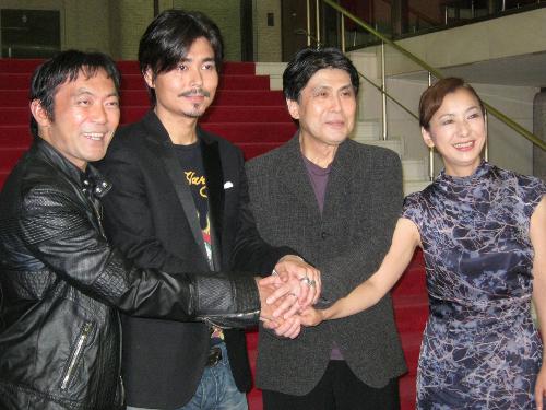 【画像・写真】松本幸四郎　高橋惠子と抱き合ってゴロゴロ