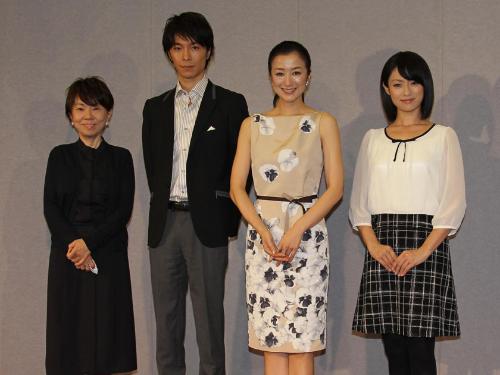 会見を終えポーズをとる（左から）脚本を担当した大石静、長谷川博己、鈴木京香、深田恭子