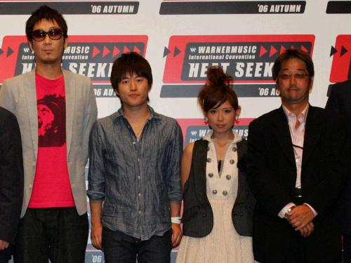２００６年１２月、一緒に写真に納まる左から黒田俊介、小渕健太郎（以上コブクロ）、絢香、吉田敬社長