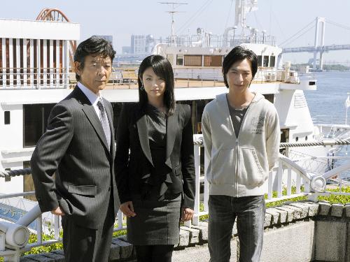 連続ドラマ「幻夜」に出演する（左から）柴田恭兵、深田恭子、塚本高史