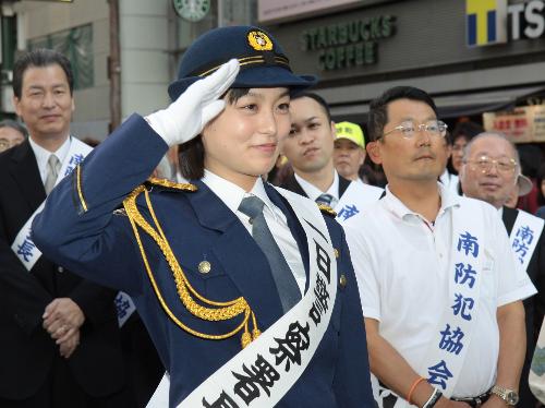 【画像・写真】制服姿が初々しい！１９歳・朝倉あきが一日署長