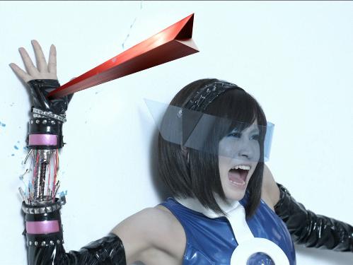 ＡＫＢ４８の新曲「Ｂｅｇｉｎｎｅｒ」のＰＶカット。ゲームの中のバーチャル世界のキャラクターとなった前田敦子は、矢のような物体に手を刺されサイボーグ状の手首が露出