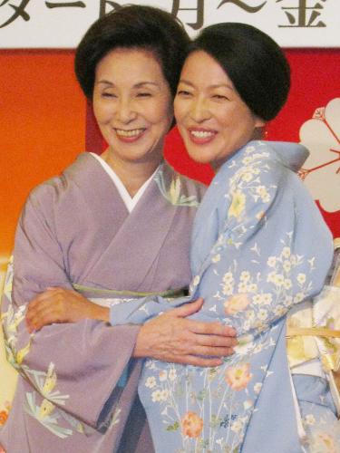 ドラマ「花嫁のれん」の制作発表で仲むつまじい姿を見せる野際陽子（左）と羽田美智子