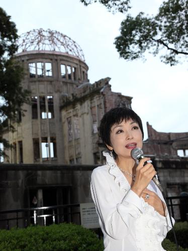 【画像・写真】クミコ　原爆ドーム前で“祈り”の歌