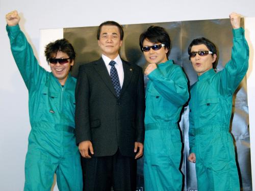 映画「リミット」の試写会で、菅直人首相に扮し登場した「ザ・ニュースペーパー」の松下アキラ（左から２人目）ら