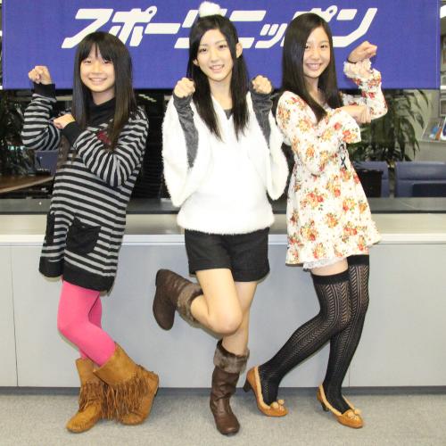 スポニチ東京本社を訪れた「ワン☆ニャン☆ワン」（左から）里緒菜、大西颯季、渡辺恵伶奈